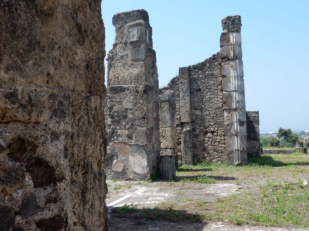 VII.16.13 Pompeii. June 2019. South side of entrance vestibule. Photo courtesy of Buzz Ferebee.