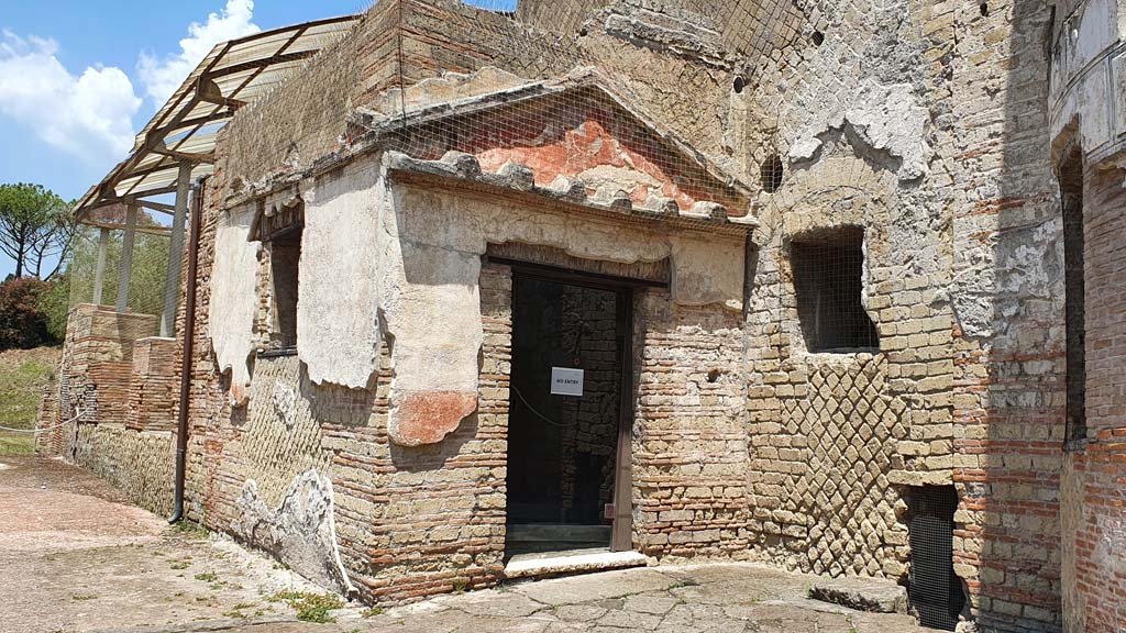 VII.16.a Pompeii. July 2021. Looking towards doorway to room 1 on east side of courtyard C.
Foto Annette Haug, ERC Grant 681269 DÉCOR.
