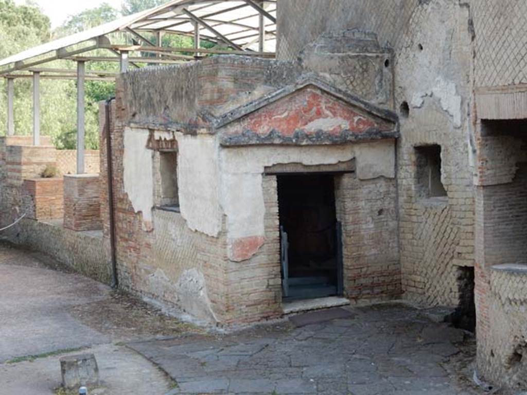 VII.16.a Pompeii. May 2015. Room 1, doorway and window. Photo courtesy of Buzz Ferebee.