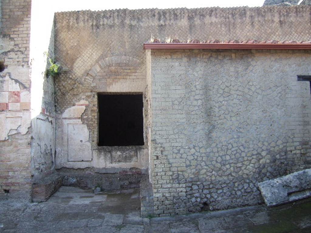 VII.16.a Pompeii. September 2005. Window to room 5, from courtyard C. Looking east.