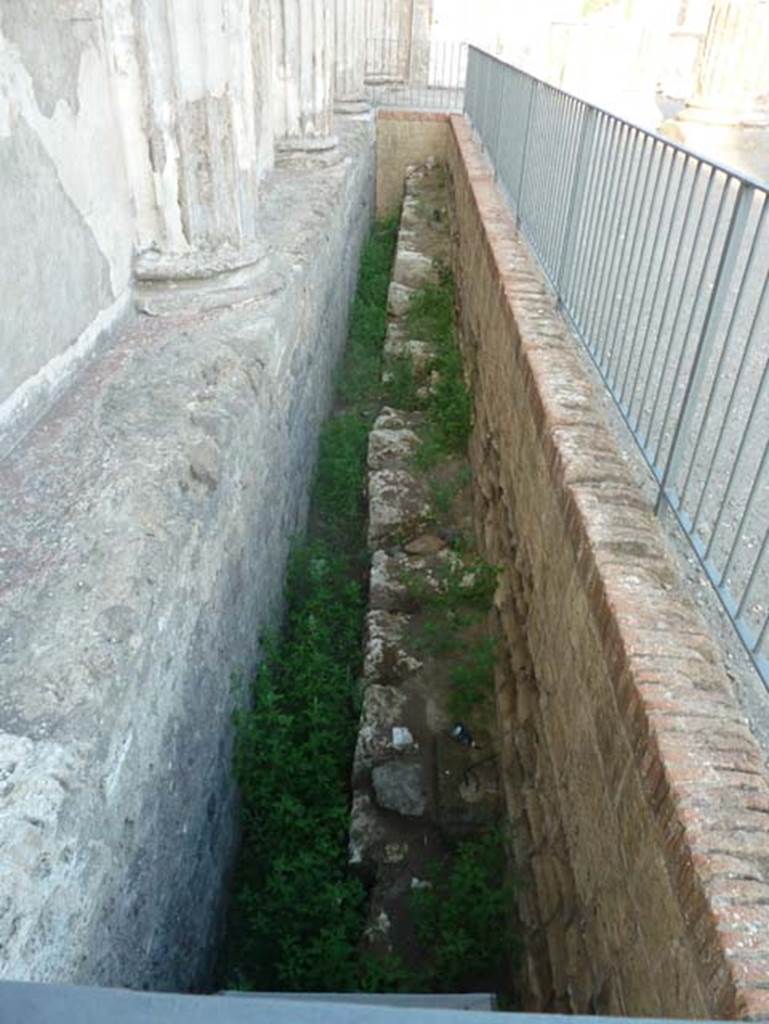 VIII.1.1 Pompeii. September 2015. Looking east along north wall on east side of Via Marina entrance at VIII.1.2
