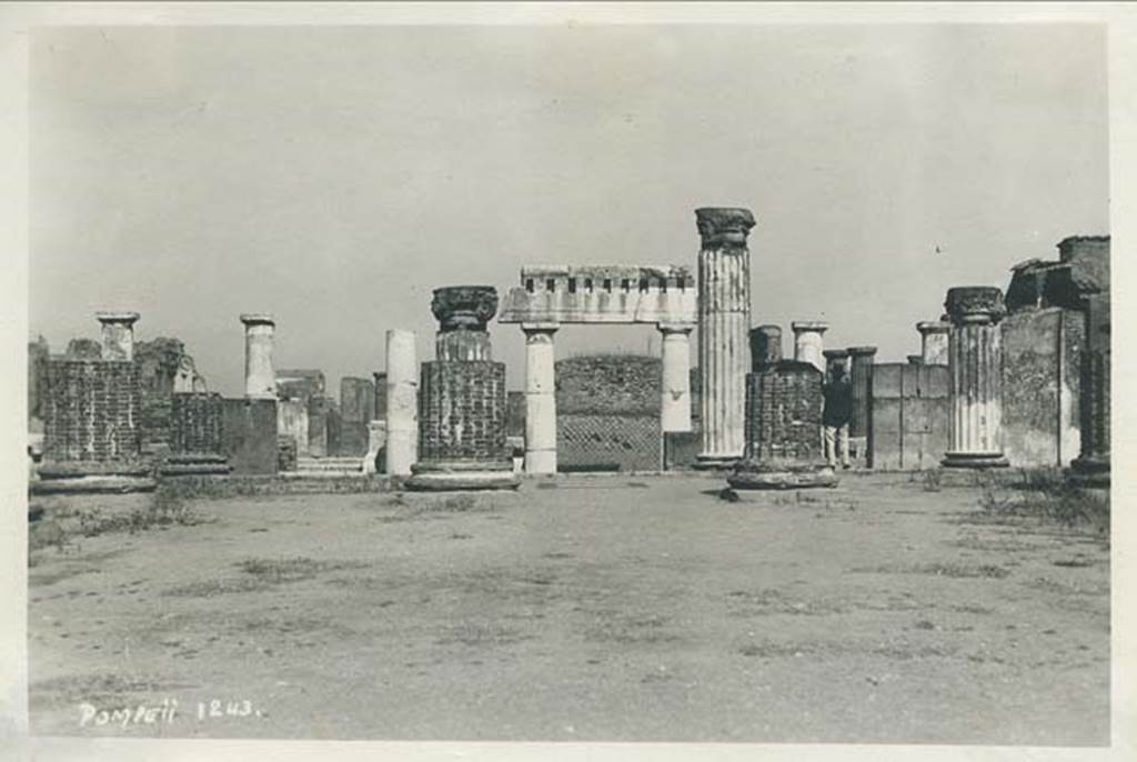 VIII.1.1 Pompeii. March 1939 during a stop on a world cruise on SS Carinthia. Looking east towards Forum from Basilica. Photo courtesy of Rick Bauer.
