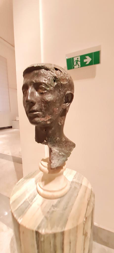 VIII.1.1 Pompeii. April 2023. 
Bronze bust of a young unknown man, found in the Basilica. 
On display in “Campania Romana” gallery in Naples Archaeological Museum.
Photo courtesy of Giuseppe Ciaramella.
