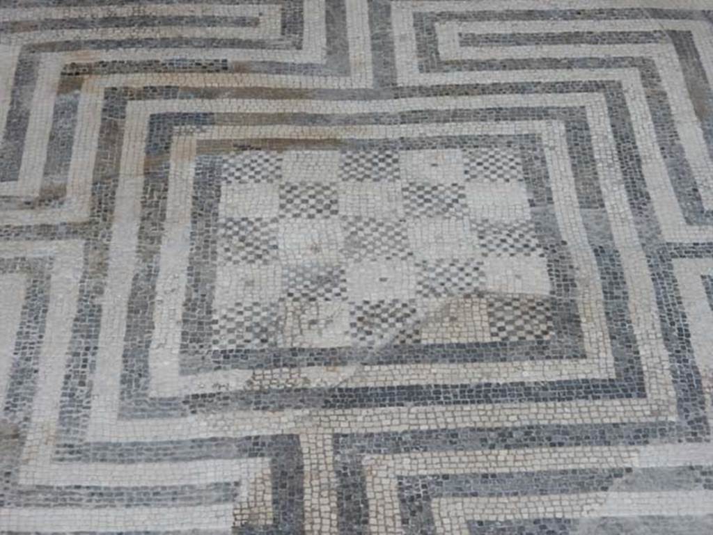 VIII.2.16 Pompeii. May 2017. Detail of central motif in south ala. Photo courtesy of Buzz Ferebee.