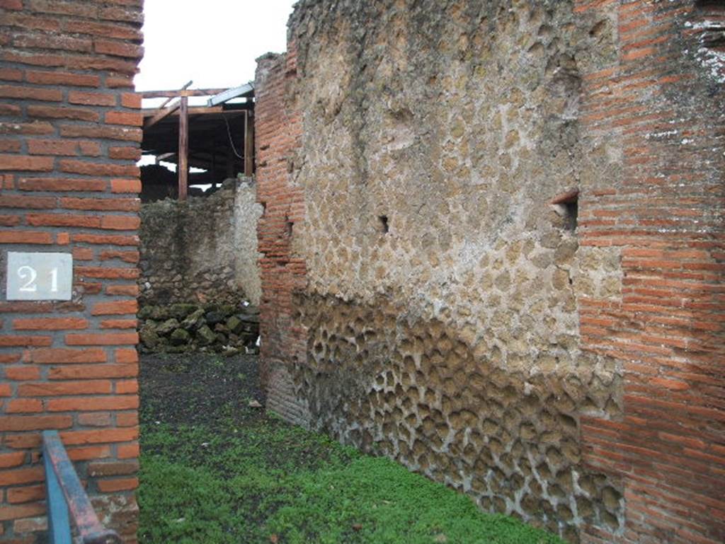 VIII.2.21 Pompeii. September 2005. Looking east from entrance doorway towards triclinium. 
According to Richardson, between the street and the atrium, the fauces and the rooms flanking the fauces had been destroyed to make a lobby.

