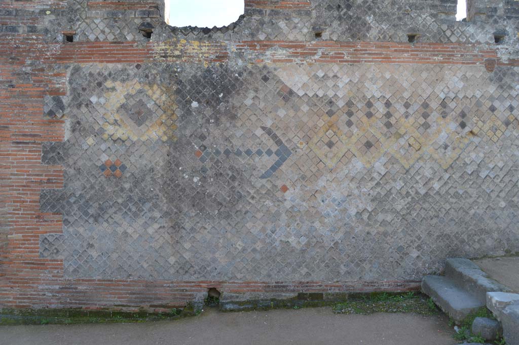 VIII.2.30 Pompeii. March 2018. Wall on west side of entrance doorway.
Foto Taylor Lauritsen, ERC Grant 681269 DCOR.
