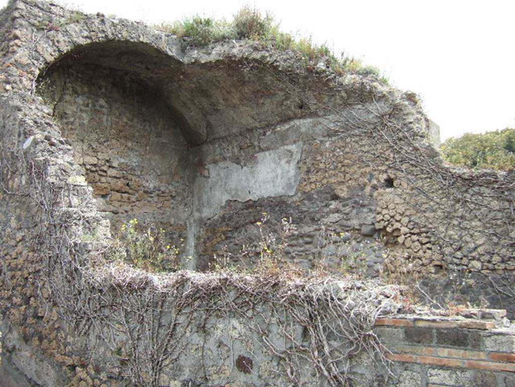 VIII.2.34 Pompeii. May 2006. Room ’10’, north-east corner of triclinium on east side of lower level.