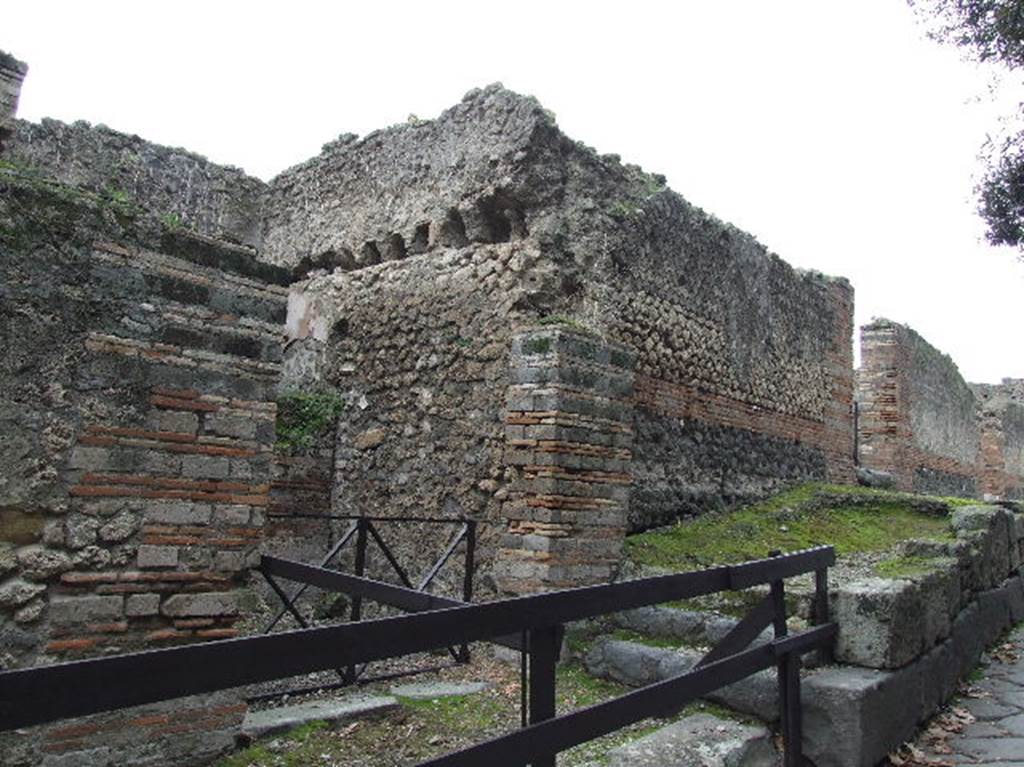 Pompeii VIII.2.38. Front wall between VIII.2.38 and VIII.2.37. December 2006.