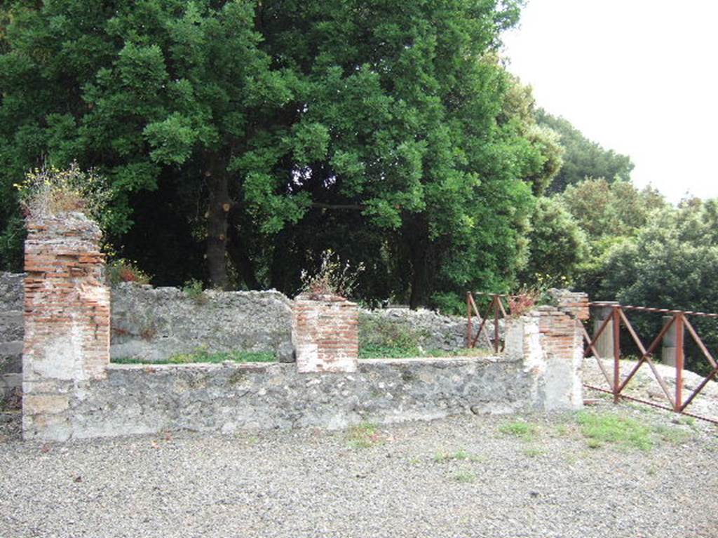 VIII.2.39 Pompeii. May 2006. Large room w, looking east towards room x, another triclinium with windows. On the right would have been the portico, leading to the street-level terrace.
