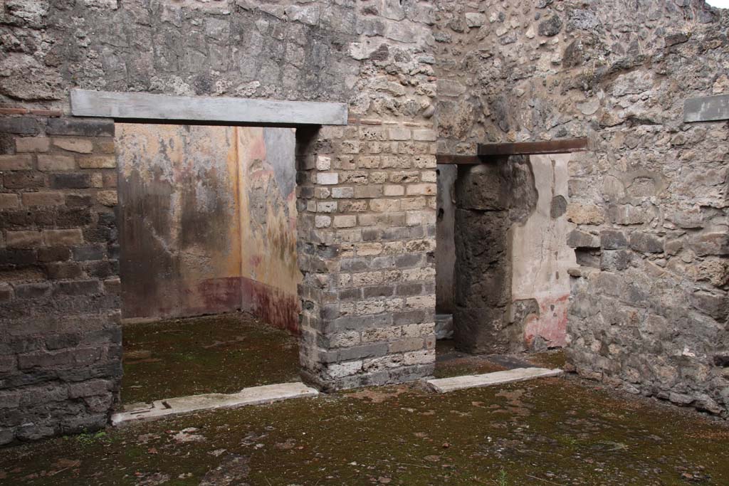 VIII.3.12 Pompeii. October 2020. Looking towards west side of yard/courtyard, with doorways to oecus, and corridor, on right.
Photo courtesy of Klaus Heese.
