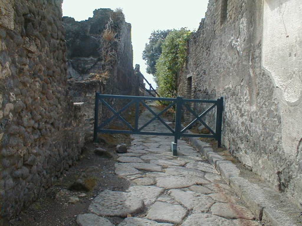 VIII.5 Pompeii. Vicolo dei 12 Dei, looking south from Via dell’ Abbondanza.VIII.3.12