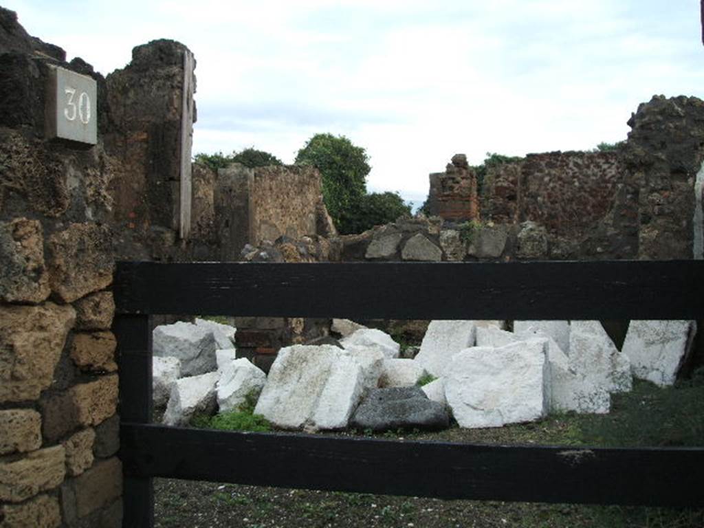 VIII.3.30 Pompeii. December 2004. Looking east.