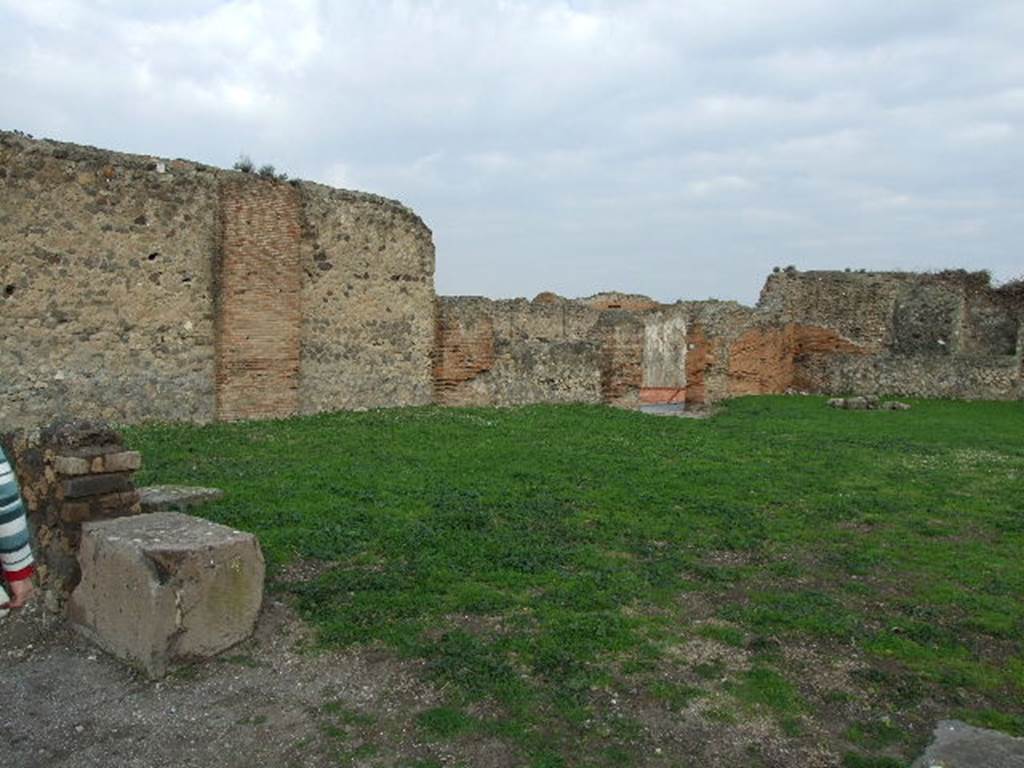 VIII.3.33 Pompeii. December 2006.  Looking north east.