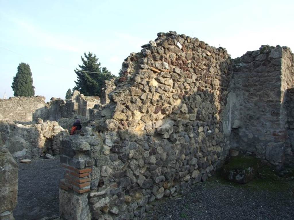 VIII.5.10 Pompeii.  Shop.  December 2007.  East wall.