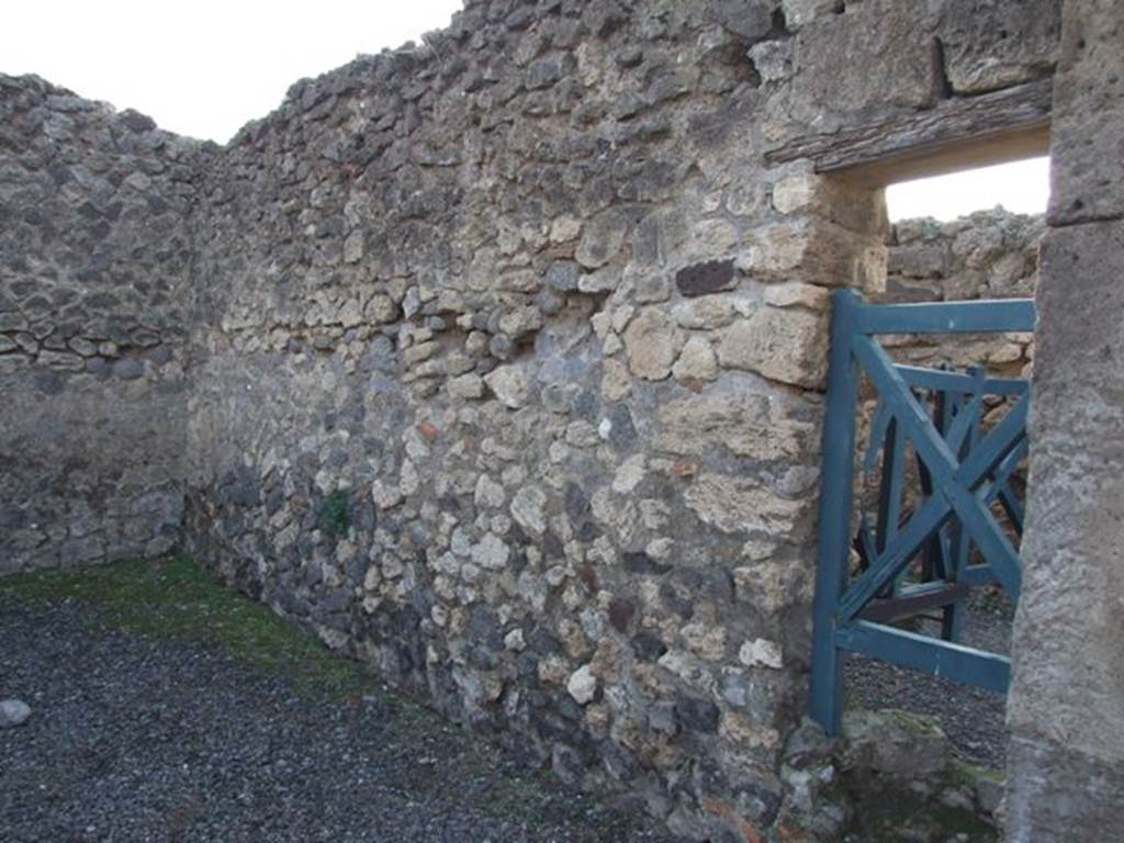 VIII.5.10 Pompeii. December 2007. West wall, with doorway to VIII.5.9.
When excavated, a well/cistern-mouth was found beneath the space for the doorway.
