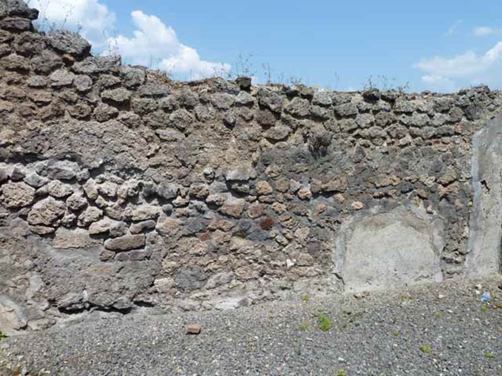 VIII.5.24 Pompeii. May 2010. Rooms 5 and 4, north wall.