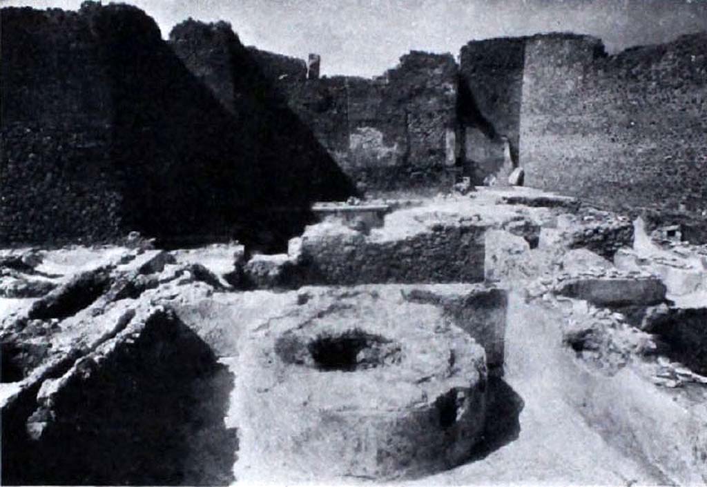 VIII.5.36 Pompeii. 1950, men’s labrum and caldarium at time of excavation.
See Notizie degli Scavi di Antichità, 1950, p. 118, fig. 3.
