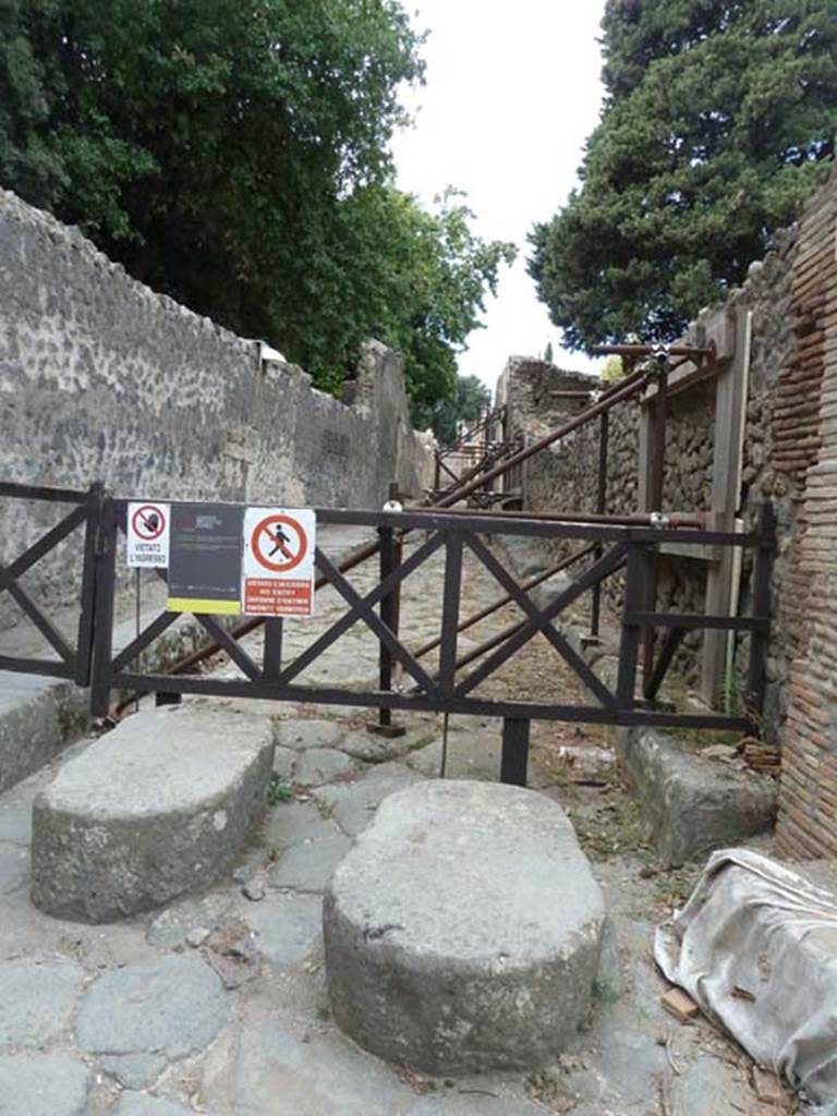 VIII.6. Pompeii. September 2015. Vicolo delle Pareti Rosse looking west. VIII.5.36 side wall, on right.

