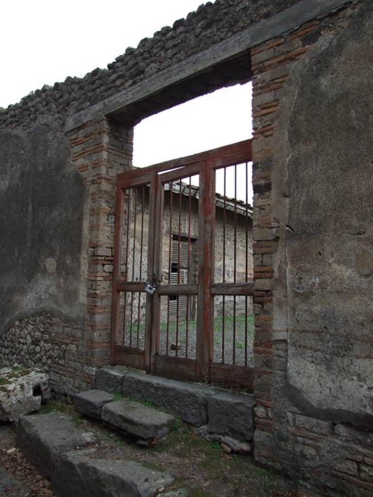 VIII.5.37 Pompeii. December 2007. Entrance.  According to Della Corte, two electoral programmes written next to the doorway were attributed to indistinct members of the family Fabia:  Fabi rog(ant)  (3591):  Fabi rog(ant)  (3592).  See Della Corte, M., 1965.  Case ed Abitanti di Pompei. Napoli: Fausto Fiorentino. (p.257)
According to Epigraphik-Datenbank Clauss/Slaby (See www.manfredclauss.de), they read as –

Iunianum  IIvir(um)
d(ignum)  r(ei)  p(ublicae)  Fabi  rog(ant)     [CIL IV 3591]

Laelium  Fuscum
d(uum)  v(irum)  i(ure)  d(icundo)
Fabi  rog(ant)         [CIL IV 3592]
