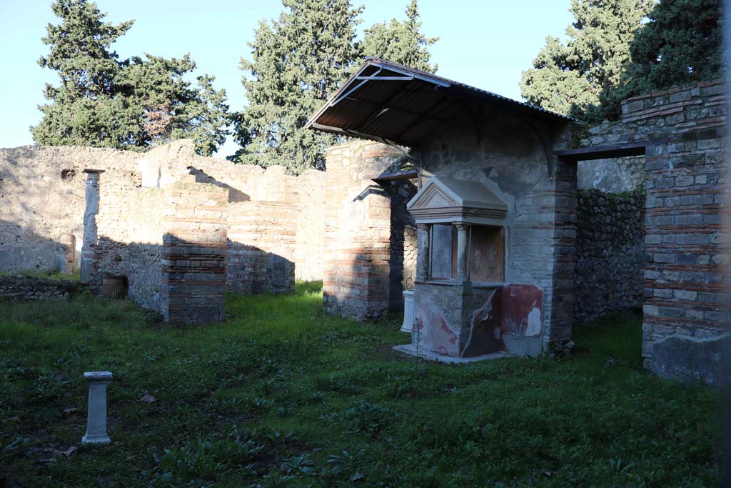 VIII.5.37 Pompeii. December 2018. Room 1, looking towards east side of atrium. Photo courtesy of Aude Durand.