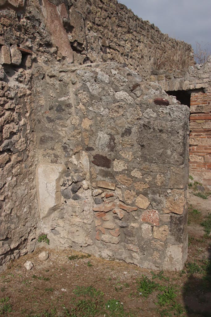 VIII.6.3 Pompeii. October 2023. 
Room (b), detail from north-west corner and north wall. Photo courtesy of Klaus Heese.
