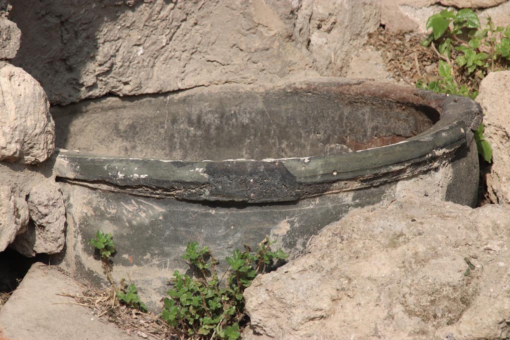 VIII.6.3 Pompeii. October 2023. Detail of pot/vase on top of well ?  Looking north. Photo courtesy of Klaus Heese.