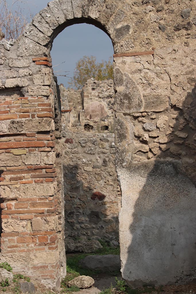 VIII.6.3 Pompeii. October 2023. 
Room (d), north wall with doorway into room (e ). Photo courtesy of Klaus Heese.
