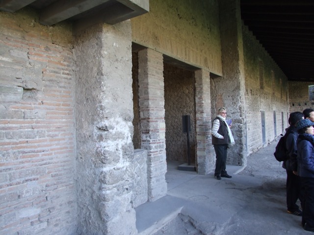 VIII.7.16 Pompeii.  December 2007. Exedra in centre of south side.