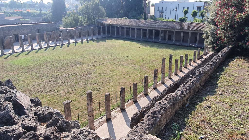 VIII.7.16 Pompeii. North end of Gladiator’s Barracks, looking north towards steps from Triangular Forum and Large Theatre. Photo by permission of the Institute of Archaeology, University of Oxford. File name instarchbx208im 092. Resource ID. 44418.
