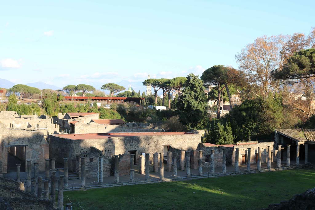 VIII.7.16 Pompeii. September 2005. Looking east across Gladiators Barracks from the Triangular Forum.