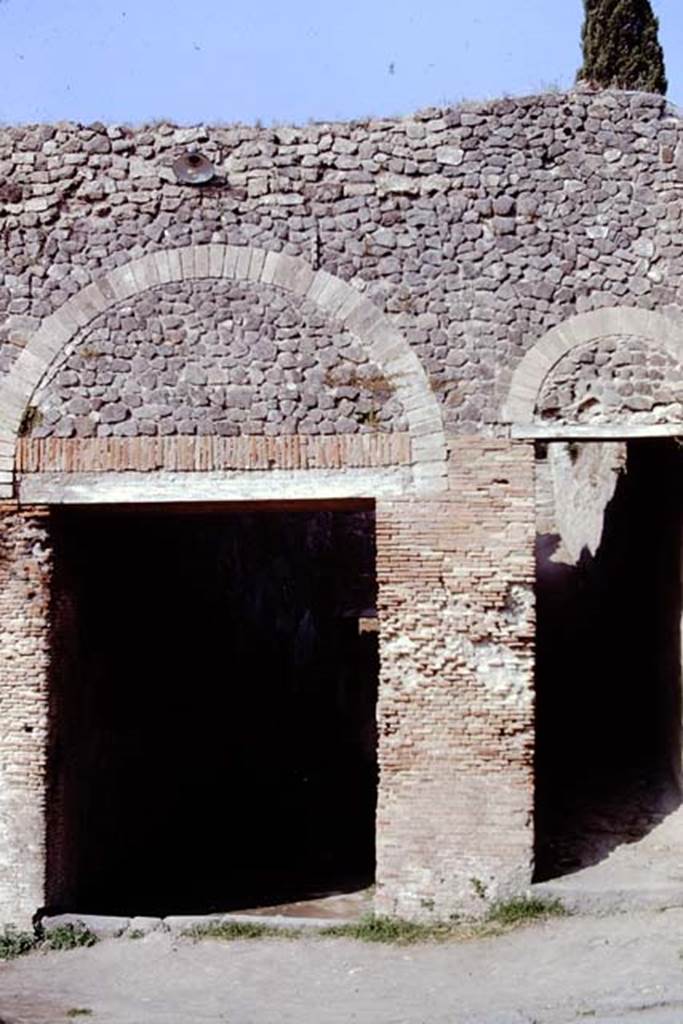 VIII.7.21 (on right) and VIII.7.20 (on left), Pompeii. April 2018. Looking east across upper level of entrance corridors. Photo courtesy of Ian Lycett-King. Use is subject to Creative Commons Attribution-NonCommercial License v.4 International.
