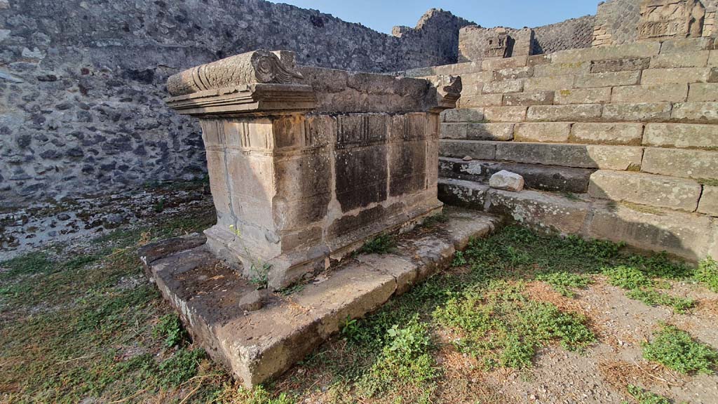 VIII.7.25 Pompeii. August 2021. Looking south-west towards altar.
Foto Annette Haug, ERC Grant 681269 DÉCOR.
