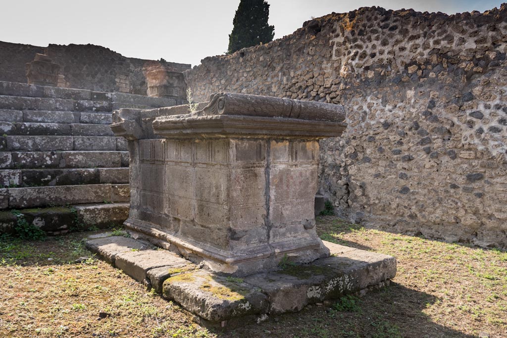 VIII.7.25 Pompeii. October 2023. South and east sides of altar. Photo courtesy of Johannes Eber.