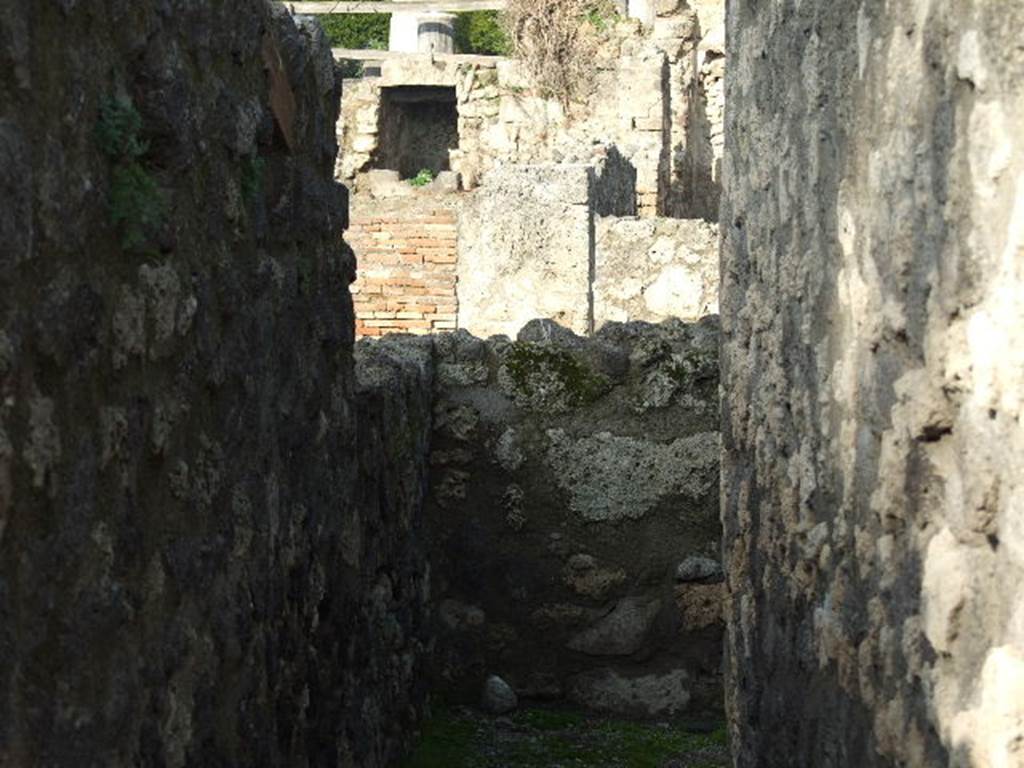 VIII.7.25  Pompeii. December 2006.  Corridor around shrine on podium.