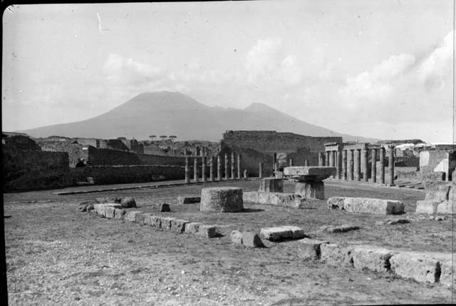 VIII.7.31 Pompeii. September 2005. Doric Temple. Cella. Looking south west.