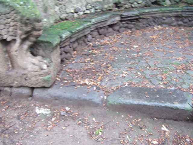 VIII.7.33 Pompeii Triangular Forum. December 2005. Front east end of semi circular stone bench. The lion’s foot is missing.