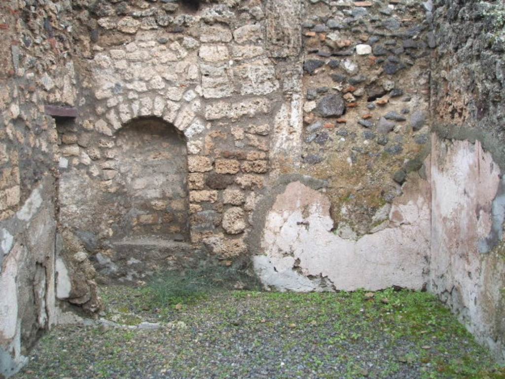 IX.1.11 Pompeii. December 2004. Rear, east wall of shop with arched niche. According to PPP, the walls were plastered with cocciopesto and a violet/dark red vertical stripe can be seen on the south wall, on the right. See Bragantini, de Vos, Badoni, 1986. Pitture e Pavimenti di Pompei, Parte 3. Rome: ICCD. (p.386).
For the list of bronze, iron,terracotta, glass, bone and amphorae found in this shop, and linked to IX.1.11, See Gallo, A (2001). Pompei, LInsula I della Regione IX, Settore Occidentale (p.61), in SAP book no. 1 (LErma di Bretschneider).
