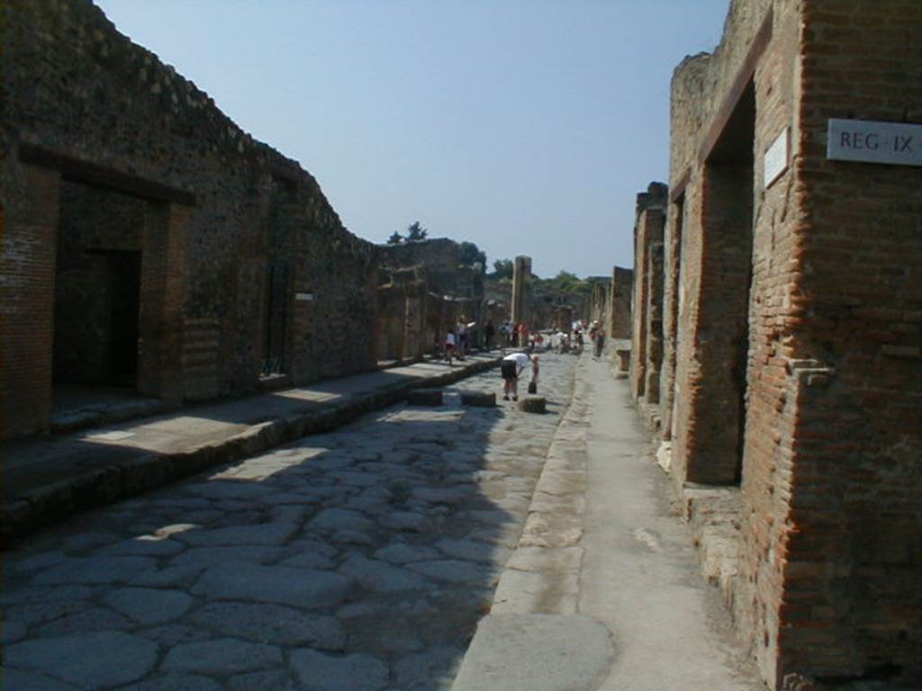 I.4 Pompeii. Via dell Abbondanza looking west, from end of Vicolo di Tesmo near IX.1.27