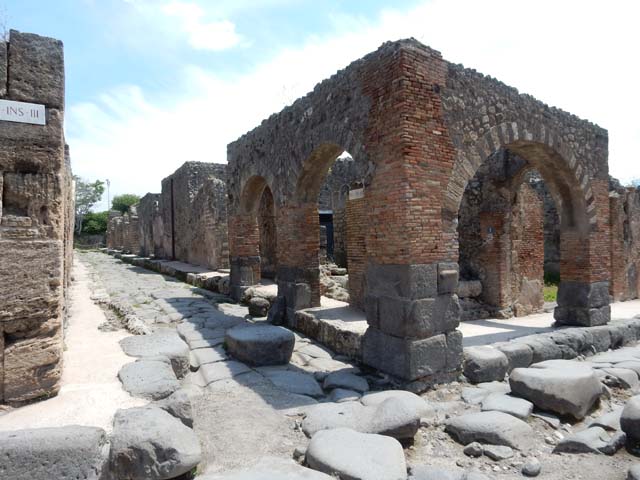 IX.2.1 Pompeii. December 2018 Looking towards arches on east side of Via Stabiana. Photo courtesy of Aude Durand.