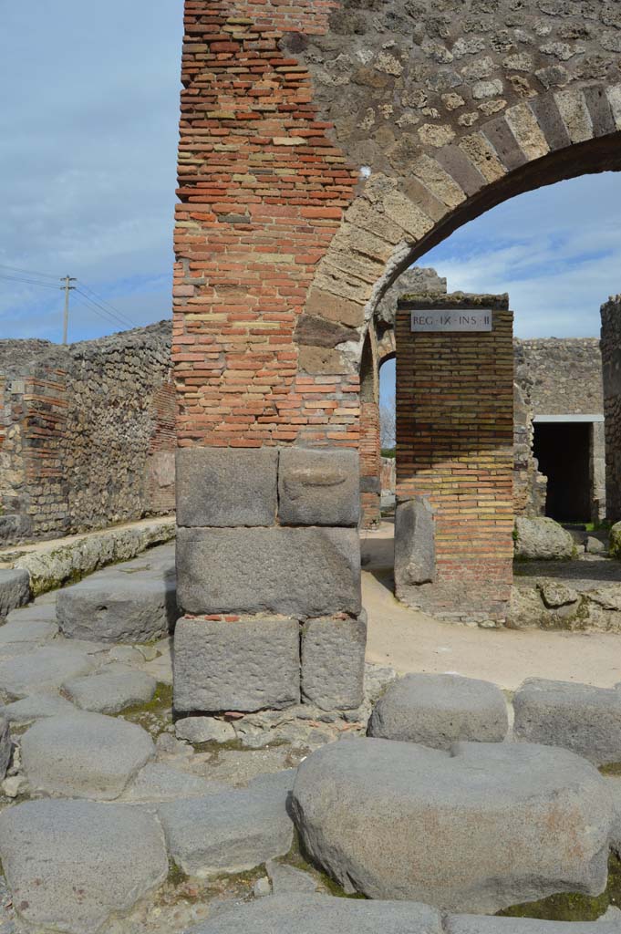 IX.2.1 Pompeii. December 2005. Arcade pillar made from blocks of lavastone.