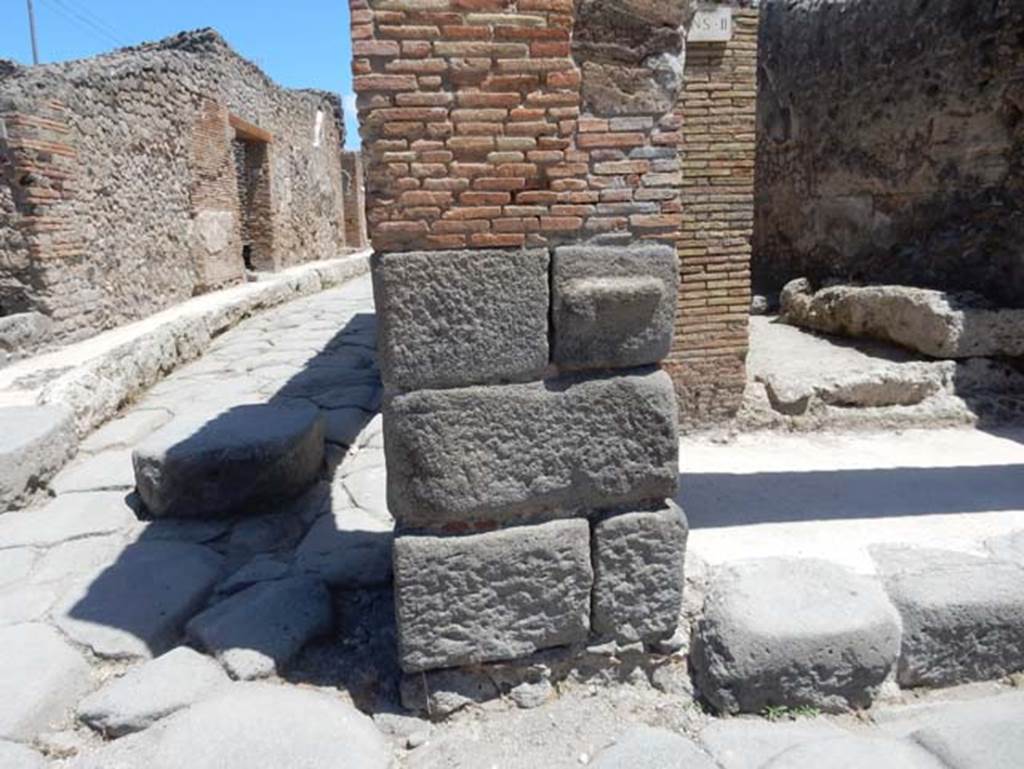 IX.2.1 Pompeii. December 2018 Detail of phallus carved out of lava stone, on arcade pilaster. Photo courtesy of Aude Durand.