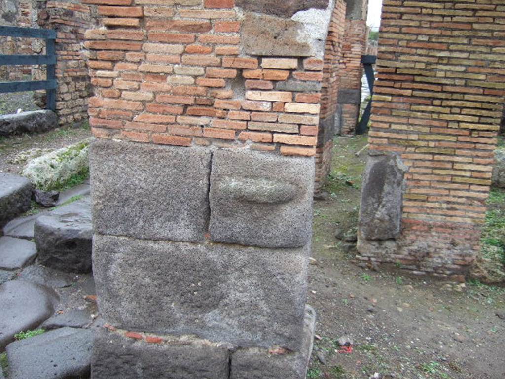 IX.2.1 Pompeii. September 2015. Phallus carved out of lavastone, on arcade pillar.
