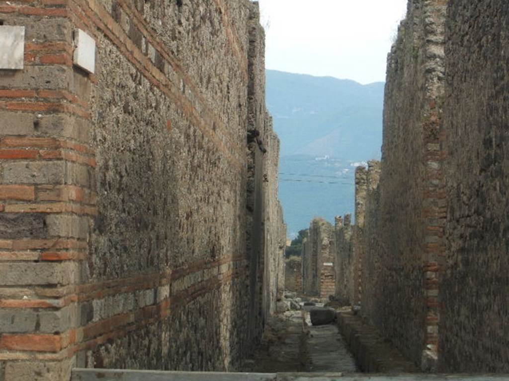 IX.5 Pompeii.  Vicolo di Tesmo looking south from Via di Nola. (IX.4.16 on the right). 