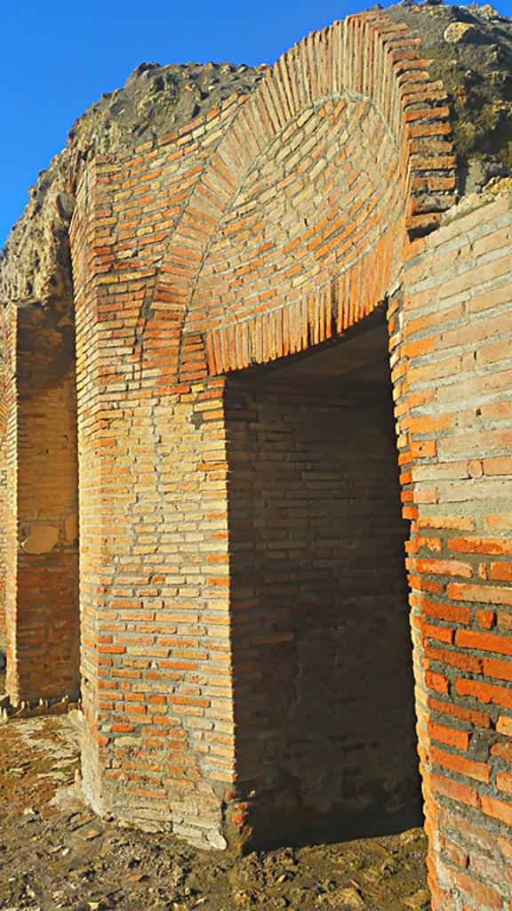IX.4.18 Pompeii. December 2019. 
Caldarium “s”, north wall, doorway to Tepidarium “q”. Photo courtesy of Giuseppe Ciaramella.
