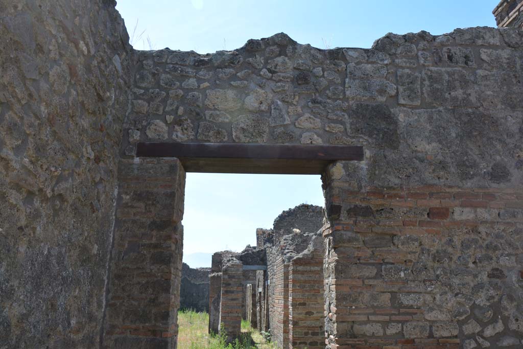 IX.5.1 Pompeii. May 2017. Looking towards upper south wall at east end with doorway to IX.5.2. 
Foto Christian Beck, ERC Grant 681269 DÉCOR.

