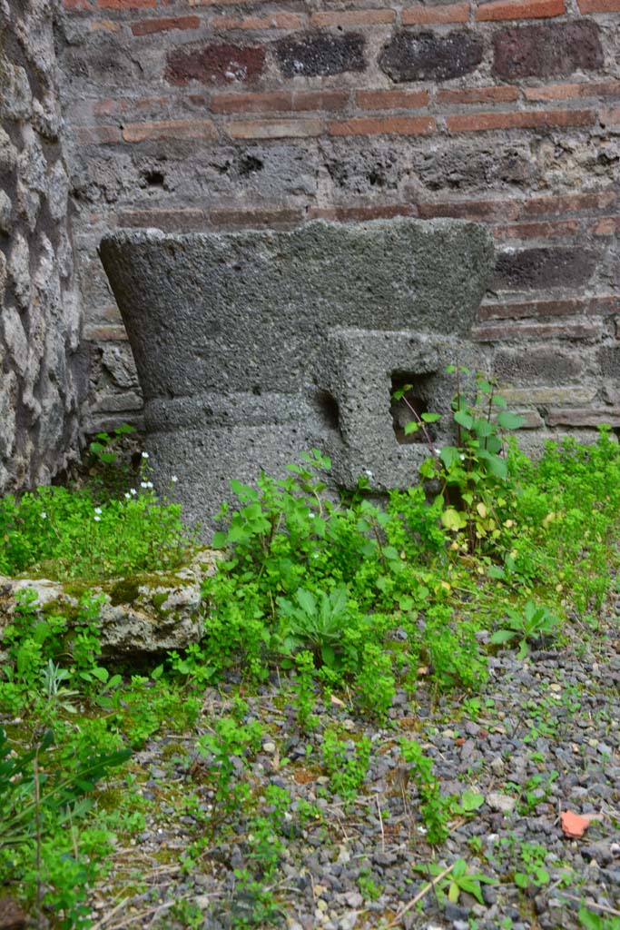 IX.5.4 Pompeii. March 2017. Room c, detail of fragment of mill in south-east corner.
Foto Christian Beck, ERC Grant 681269 DCOR.
