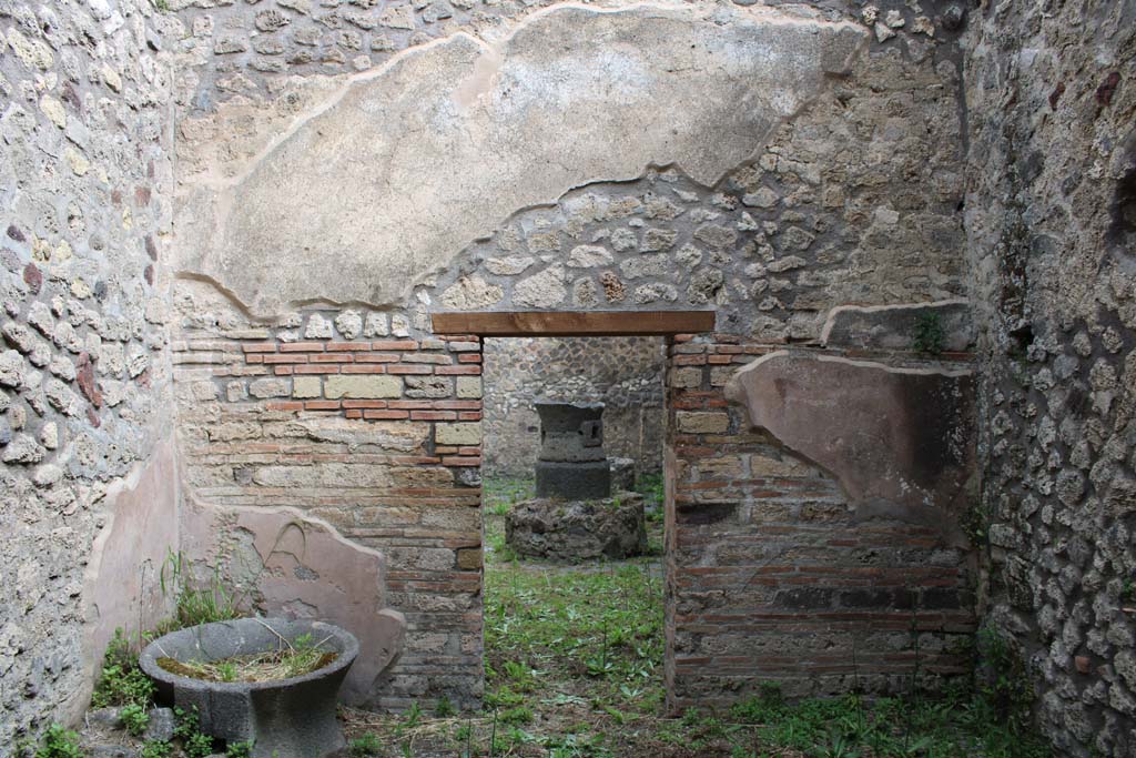 IX.5.4 Pompeii. March 2019. Room d, north wall with doorway to room c.
Foto Christian Beck, ERC Grant 681269 DCOR.
