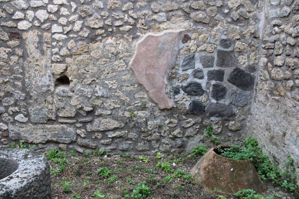 IX.5.4 Pompeii. March 2019. Room d, east wall at south end.
Foto Christian Beck, ERC Grant 681269 DCOR.


