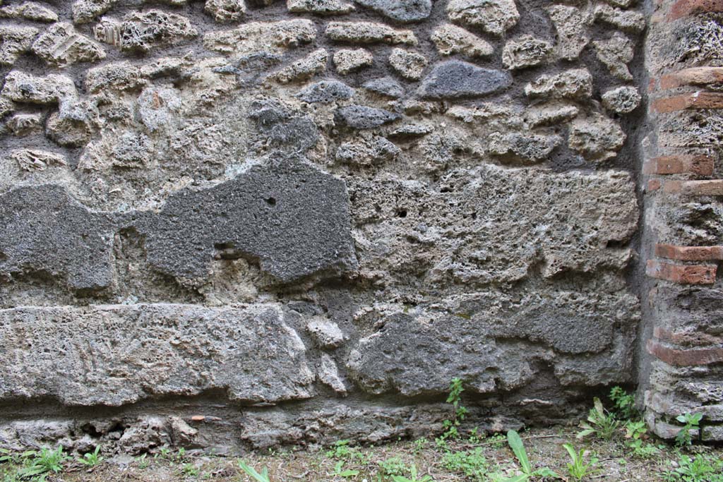 IX.5.4 Pompeii. March 2019. Room e, east wall at south end near pilaster.
Foto Christian Beck, ERC Grant 681269 DCOR.

