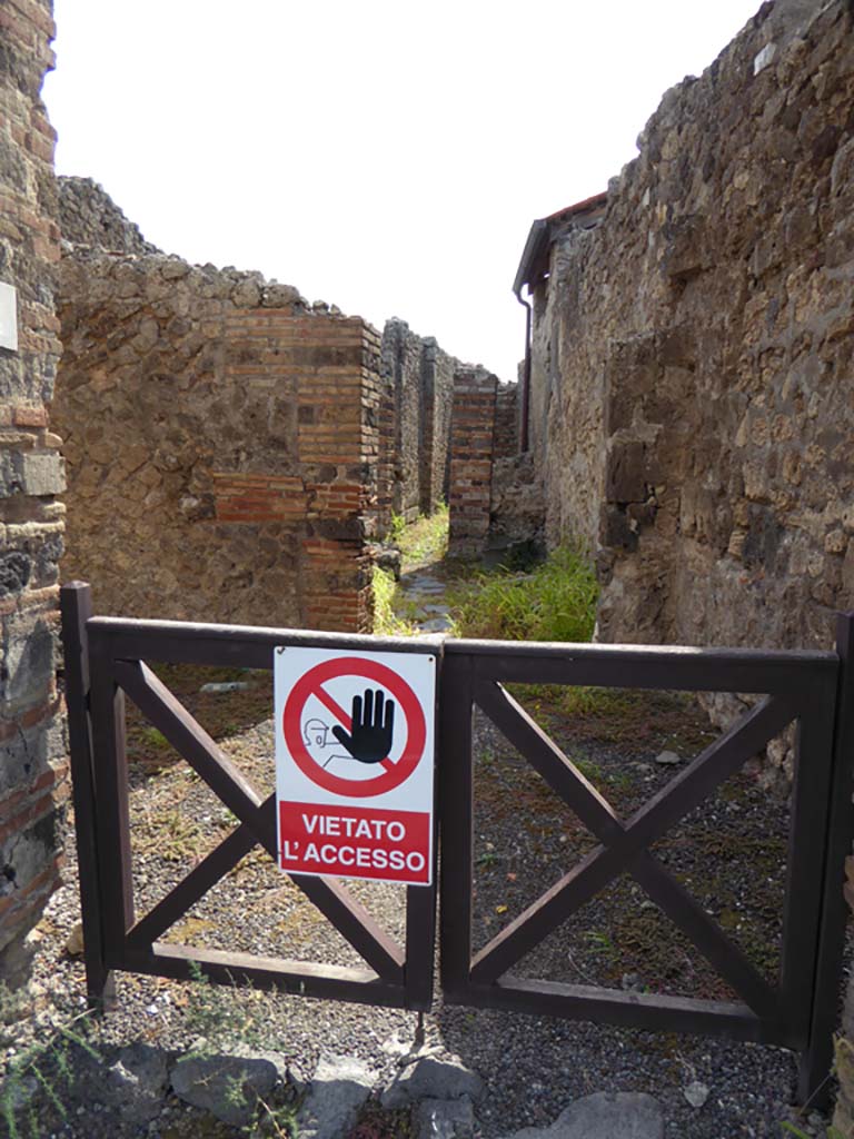 IX.5.4 Pompeii. September 2015. Looking south from Via di Nola through shop entrance doorway.
Foto Annette Haug, ERC Grant 681269 DÉCOR
